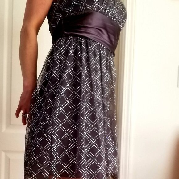 (13)GRAD/PROM DRESS - Picture 10 of 11